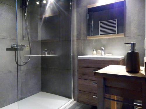 艾瓦耶Votre Horizon的一间带玻璃淋浴和水槽的浴室