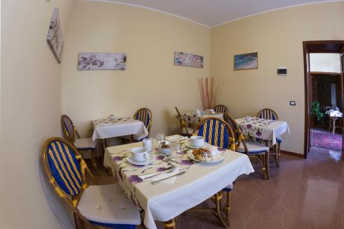 兰佩杜萨Albergo Moschella的用餐室配有桌椅和餐具