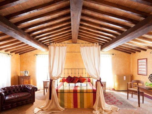 托迪特努纳迪卡诺尼卡酒店的一间卧室设有一张床和木制天花板