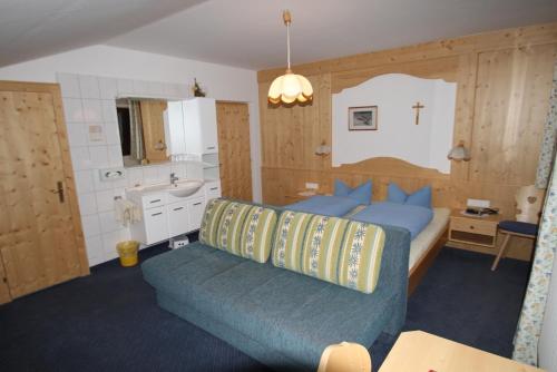 富尔普梅斯格本霍夫高山农场的一间带大床的卧室和一间浴室