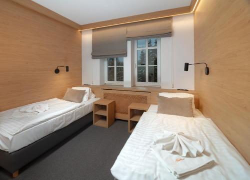 什平德莱鲁夫姆林斯纳兹卡酒店的酒店客房设有两张床和窗户。
