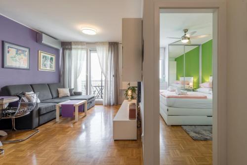 斯普利特Apartman "Bubi"的客厅配有床和沙发