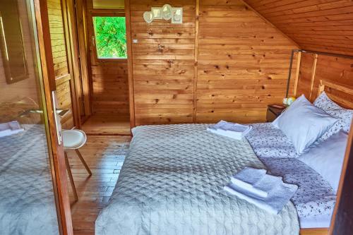Severin na KupiChalet Slap Na Kupi的小木屋内一间卧室,配有一张床