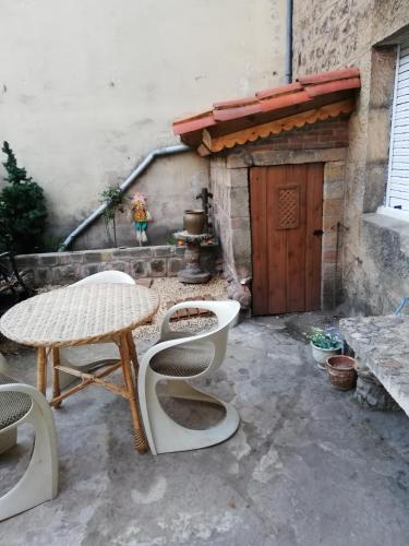 索里亚Casa, rural A Saladina的大楼前带桌椅的天井