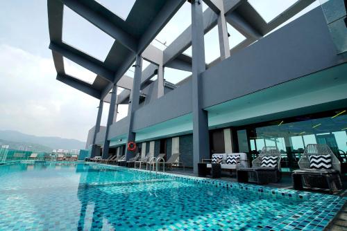 槟城爵士酒店内部或周边的泳池