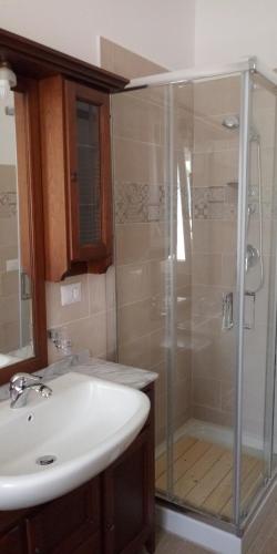 HermadaCasa Vacanze Terracina的带淋浴、盥洗盆和盥洗盆的浴室
