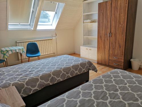 布达佩斯Family room for 4-6 person的卧室配有床、椅子和窗户。