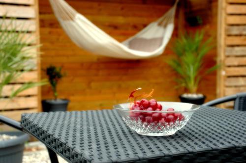 兰讷斯Bakkely GuestHouse的一张桌子上放着一碗樱桃,上面放着吊床