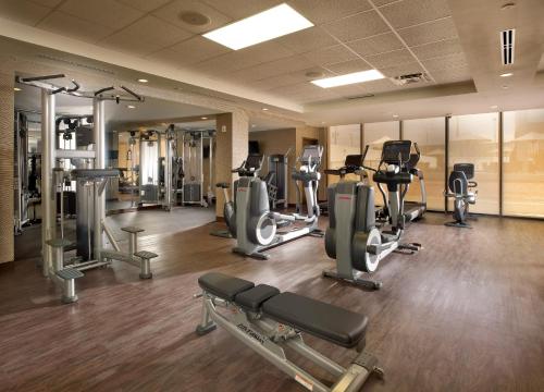 迈阿密迈阿密机场EB酒店的健身房设有数台跑步机和有氧运动器材