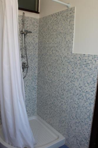 奥特朗托Il Gabbiano的浴室配有白色的淋浴帘和浴缸。