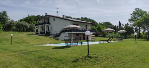 帕斯特伦戈Poggio di Pastrengo的山丘上的房子,草地上有一个游泳池