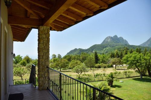 加尔尼亚诺加尼·玛丽卡酒店的从房子的门廊上欣赏背景的群山美景
