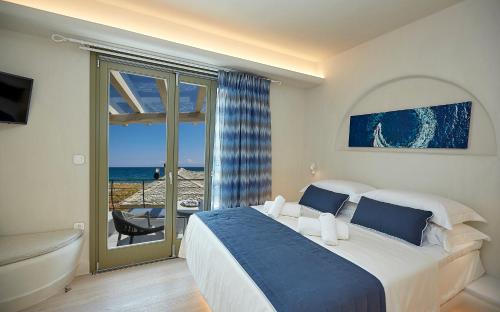 霍里顿Sunrise Pelion Sea View Villas的一间卧室配有一张床,享有海景