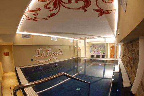 安达洛罗察加尼酒店的一座建筑物中央的游泳池