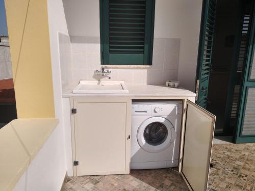 萨尔维Casa Lucia的一间带水槽和洗衣机的浴室