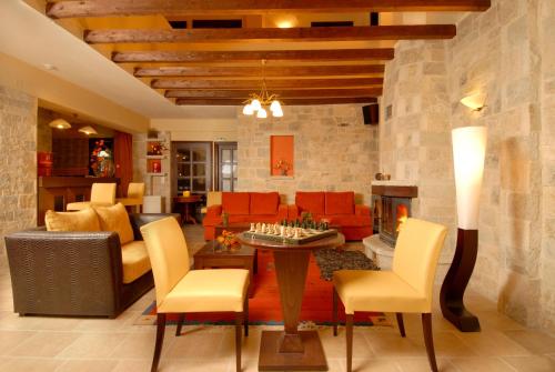 埃拉蒂特里卡隆米克里阿托斯酒店的带沙发和壁炉的客厅