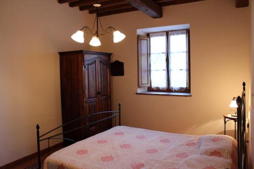 BoccheggianoAgriturismo La Quercia的一间卧室设有一张床和一个窗口