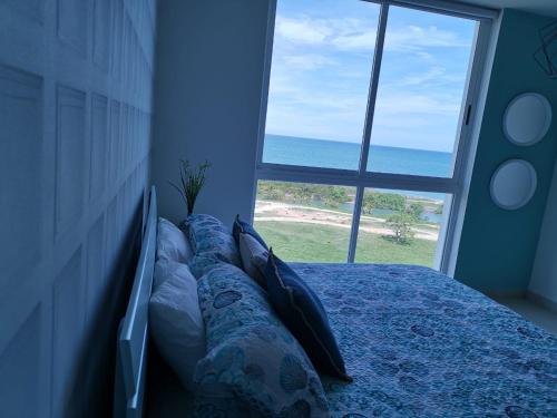 里奥阿托Ocean 3, Playa Blanca的一间卧室设有一张床,享有海景