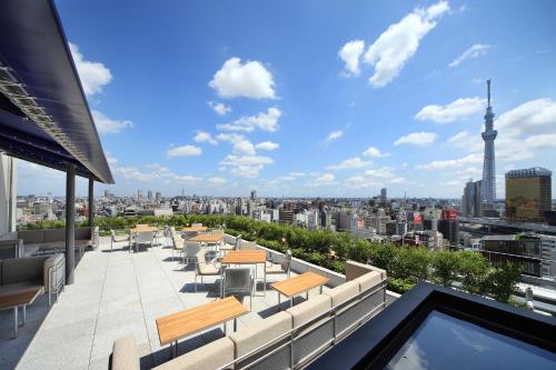 东京浅草雷门休雷克盖特酒店的从建筑屋顶可欣赏到城市美景