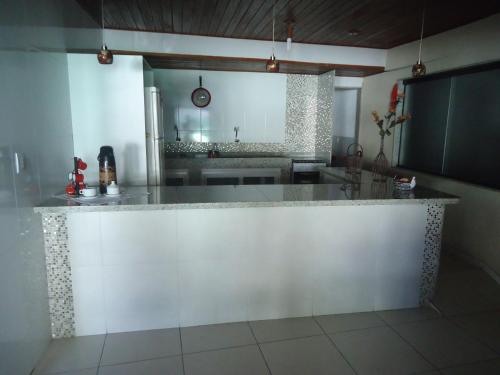 卡波布里奥普萨达威博酒店的一个带大型白色台面的厨房