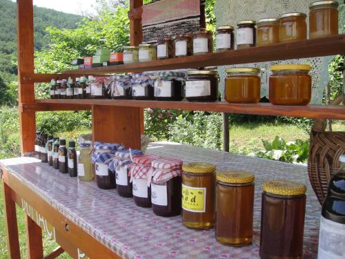 ĆukoviRooms-Vasva and Hazim的一张桌子上有很多蜂蜜罐