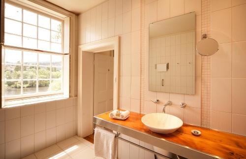 新诺福克The Woodbridge Tasmania的一间带水槽和镜子的浴室