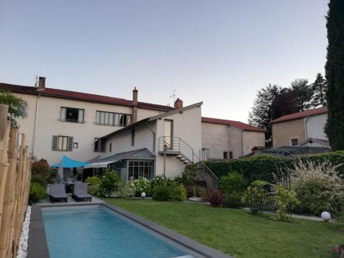 Belleville-en-Beaujolais花园旅馆的庭院中带游泳池的房子