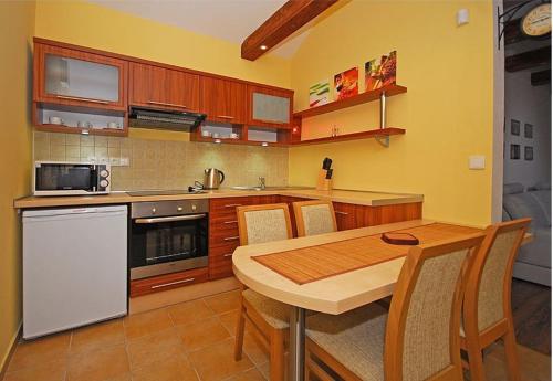 鲁容贝罗克Apartmán pri jazere的厨房配有木桌和桌椅
