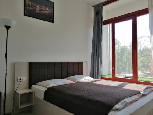 布达佩斯Zoom-Budapest Apartments的一间卧室设有一张床和一个窗口