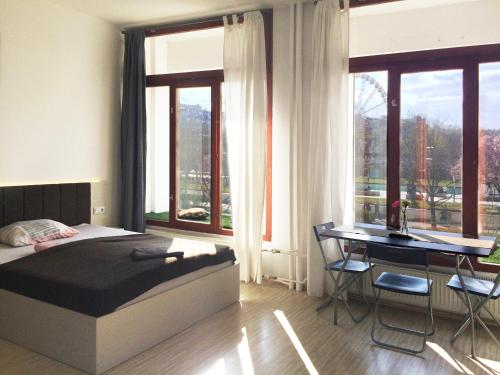 布达佩斯Zoom-Budapest Apartments的卧室配有一张床、一张书桌和窗户。