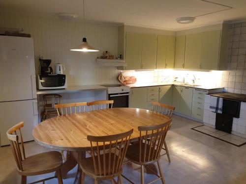 MölntorpWESTERQVARN的厨房配有木桌和椅子