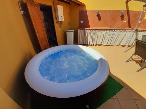 洛斯雷亚莱霍斯Canarian House with views and pool的浴室内设有大型蓝色浴缸。
