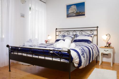 罗维尼House Corte dei Matte'的一间卧室配有蓝色和白色床单