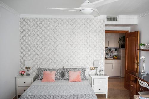 阿亚蒙特Suite Mirando al Guadiana的一间卧室配有一张带两个粉红色枕头的床