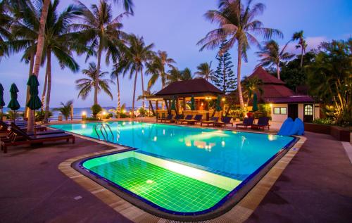 湄南海滩Coco Palm Beach Resort - SHA Extra Plus的棕榈树度假村的游泳池