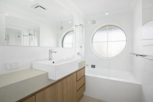 黄金海岸基拉棕榈假日公寓的白色的浴室设有水槽和镜子