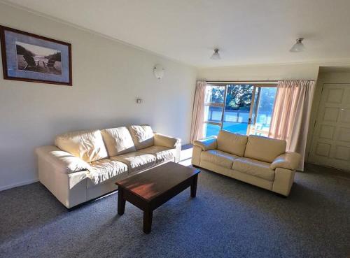 奥阿库尼鲁阿佩胡山汽车旅馆的客厅配有两张沙发和一张咖啡桌
