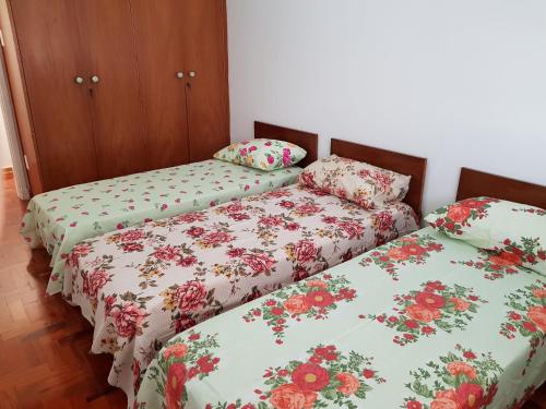 圣维森特岛NAUTILUS SEAVIEW BAY-SV/SP的两张睡床彼此相邻,位于一个房间里