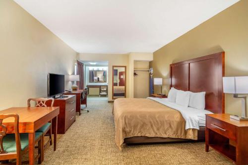 朴次茅斯奥尔德汤品质套房酒店的配有一张床和一张书桌的酒店客房