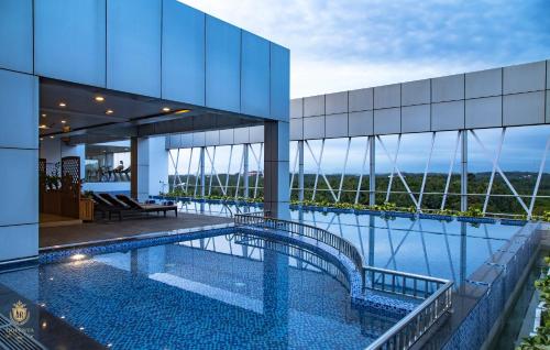 科泽科德KPM TRIPENTA HOTEL的享有带游泳池的建筑景致