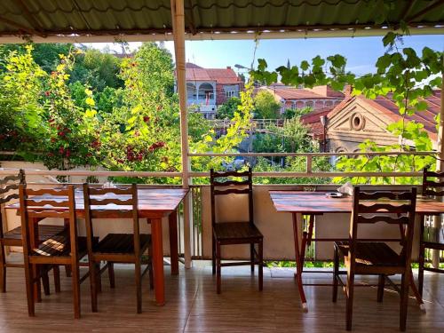 西格纳吉纳托与拉多旅馆的门廊上的木桌和椅子,享有美景