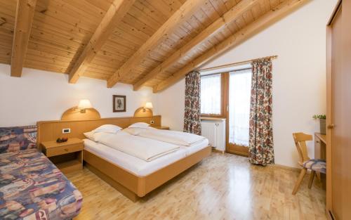 巴迪亚背包客酒店的一间卧室设有一张大床和一个大窗户