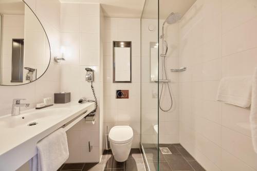 哈莱姆卡尔顿广场酒店的带淋浴、卫生间和盥洗盆的浴室