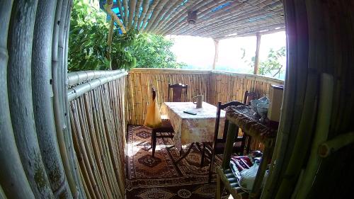 马尔特维利Eagle Nest的一间设有桌子和围栏的室外房间
