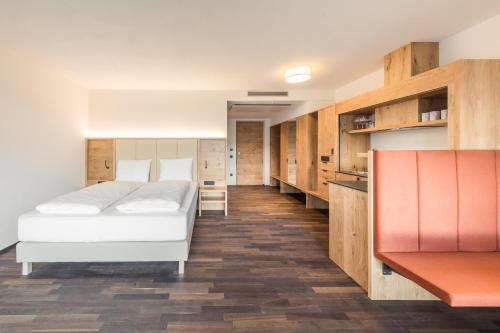 卡尔达罗Weingut Moser Apartments的一间卧室设有两张床和木制橱柜。