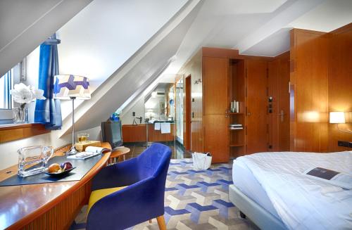 莱比锡莱比锡海滨公园酒店的卧室配有一张床和一张桌子及椅子