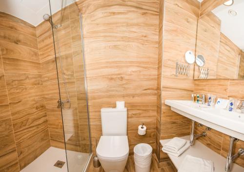 波多黎各IG Nachosol Atlantic & Yaizasol by Servatur - Adults Only的带淋浴、卫生间和盥洗盆的浴室