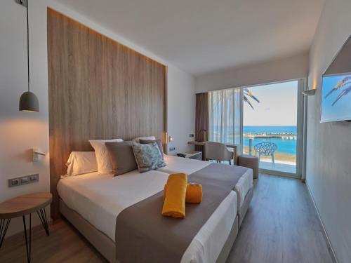 坎帕斯蒂利亚BQ阿古阿玛瑞娜酒店精品酒店的一间卧室设有一张床,享有海景
