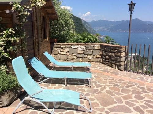 萨尼科拉佛塞拉住宿加早餐旅馆的庭院里设有两把蓝色的椅子和一张桌子