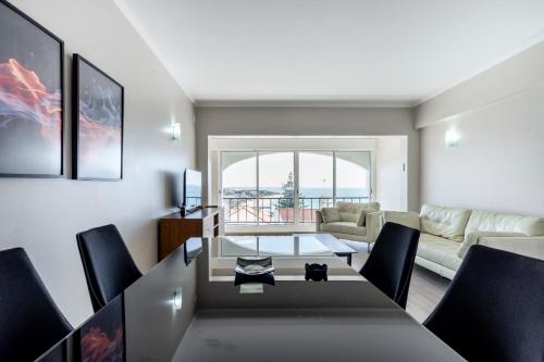 阿尔布费拉Vista Mar e Terra的客厅配有桌子和沙发